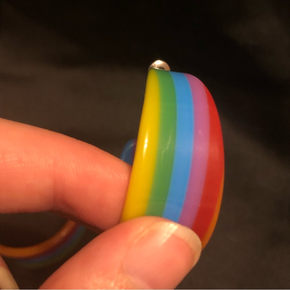 VINTAGE! Plastic rainbow hoop earrings - Picture 7 of 7
